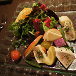 気仙沼産メカジキのたたき　有機サラダと自家製ピクルス添え