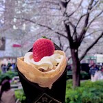 PARLA - 季節のクレープ（苺・バニラ・レアチーズSTRAWBERRY, VANILLA CHEESE CREAM, BISCUIT, BERRY SAUCE）