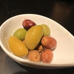 イタリアン チャイナバル村塾 - 赤ワインのお供に　オリーブ2種