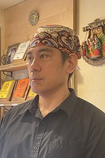 Kareresutoranshiba - オーナーシェフ　柴崎武志
                        千葉県松戸市生まれ。
                        学生だった1985年の創業当時から時折、スパイシーな家業を手伝うようになる。
                        大学卒業後はこの道一筋、シバに携わる。
                        創業者　柴崎廣から受け継いだ味を守りつつ、度々訪れる海外へのカレーの旅から発想した軽やかで香り高いインド料理にも定評がある。和食材や果物など旬の彩りと新しい味わいを追求している。
                        スパイスライフは通算で約40年。