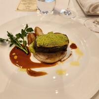 サバティーニ・ディ・フィレンツェ 東京店 - 厳選黒毛和牛の香草パン粉焼き粒マスタードのスーゴ新玉葱のソテーと芽キャベツを添えて