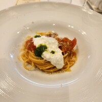 サバティーニ・ディ・フィレンツェ 東京店 - 旬のいろいろなトマトと濃厚なトマトソースのスパゲッティーニブッラーターチーズを添えてバジルのアクセント