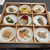 THE WASHIN by 上越やすだ - THE WASHIN9種箱
                    1.鮪鯛お造り2.南魚沼 黒舞茸天麩羅3.出汁巻き玉子4.鮭塩麹焼 大根おろし5.季節の白和え6.牛蒡の胡麻酢和え7.名残り鱧南蛮漬け8.獅子唐辛子の揚げ浸し9.落花生豆腐