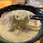 拉麺 弁ten - チャーシュー鶏白湯　麺リフト