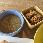 Brook - 生姜と鶏ミンチの野菜スープ、野菜たっぷりのチャプチェ