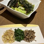 Yakiniku Ryuukaen - 韓国海苔とレタスの塩サラダ、ナムル盛り合わせ