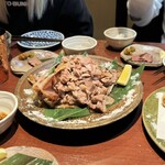 酒肴場 屯 - まぐろのカマは、食べやすいようにほじってもらいます