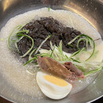 焼肉 冷麺 ユッチャン。 - 葛冷麺のフルサイズ！
      今日入ってた野菜の酢漬け美味しかったな〜
      溶き辛子とお酢をガンガンにまわしかけて！