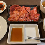 焼肉 冷麺 ユッチャン。 - 120gのタレの焼肉盛り合わせ
      スープもライスも付いてるので神コスパ過ぎる