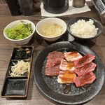 黒毛和牛焼肉 白か黒 - 