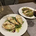 ビストロ ポップコーン - (手前)牡蠣のオーブン焼き 柚子胡椒ソース (奥)牡蠣のガーリックバター焼き