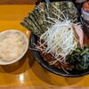 Yokohama Iekei Ramen Menya Fukumasu - うま辛ラーメン+大辛+白髪ネギ+海苔+（ライス無料）。