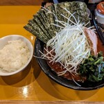 横浜家系ラーメン 麺家 福増 - うま辛ラーメン+大辛+白髪ネギ+海苔+（ライス無料）。