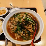 福臨門 - ニラと豚肉細切り麺、880円
+ 半チャーハン、100円 (麺と同時オーダーに限る)。
