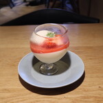 さじこよみ - 桜風味の豆乳ブラマンジェ&無農薬イチゴのスープ&自家製豆乳ジェラートのデザート