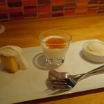 アドゥエパッシ - ◯デザート（サッビオーサ、パンナコッタ、カモミールとミルクのジェラート）