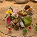 241835804 - 美しい前菜 1,000円くらい(衝撃)。私はこの後飲み会だったので控えましたが 無限に飲めちゃうよ…お皿の上のメンバーは店員さんがご説明してくださいます。笑　1人頼まば全員システムなのでご注意♡