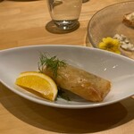tablie bistoria&winebar - 牡蠣フライなんですよこれ！ディルとオレンジ色のライムを添えてあります。