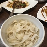 中華料理　桃 - しめの麺。写真、手前のため大きく写り過ぎてます。。お椀に軽く入ってる感じです。