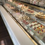 フランス菓子 アン・ファミーユ - ショーケースのケーキたち