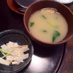 塚本鮮魚店 - アサリの味噌汁と大根のサラダ。