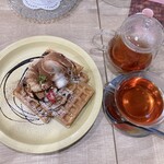 Geto In - ワッフルは程よいサイズ
                        焼きたてあつあつにソフトクリームが乗っている
                        ソフトクリームは早めに食べてあげないとどんどん溶ける