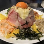 Yakiniku Kabachi - 色どり6種コウネタワー炙りチーズのせ（ビビンバ風）￥1,600接写