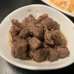 やきにく かばち - 色どり6種コウネタワー炙りチーズのせ（ビビンバ風）の付け合わせ