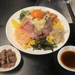 やきにく かばち - 色どり6種コウネタワー炙りチーズのせ（ビビンバ風）￥1,600