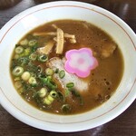 楠本屋 - 他店より濃い茶褐色のスープは醤油のカエシが強め。濃厚でまろやかな豚骨スープと合わさってメチャ美味しい。