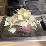 Koube Akafuji - 牛脂を乗せたハンバーグと野菜
