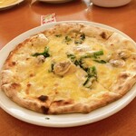 ヴォーノ・イタリア - 薄めの生地で、美味しい！お店側からすれば生地を厚めにして満腹感を出したいと考えそうですが、そうして無いところに大変好感を持てます！
