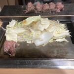 241853176 - ハンバーグの切り身と野菜