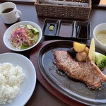RESTAURANT PICCATA - お食事の全体像。ソースは左からワサビ醤油、真ん中がデミグラス、右側がにんにく醤油