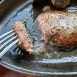 RESTAURANT PICCATA - 中はミディアムレア。柔らかくて美味しかったです。