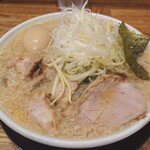 241857368 - 背脂豚骨醤油ラーメン(ネギ、味玉トッピング)