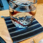 くずし割烹 樋ぐち - お冷　冷蔵庫からボトルで入れてくれる