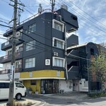 名曲カフェ エグモント - ビル２階、ベートーヴェン？の看板が目印