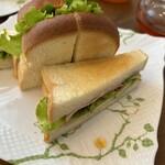 名曲カフェ エグモント - ハムサンドイッチ＋トースト　お皿がオシャレ