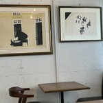 名曲カフェ エグモント - 一般席には音楽にまつわるリトグラフなど