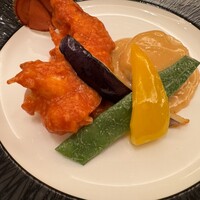 中国料理 「王朝」 ヒルトン東京ベイ - オマールエビのチリソース煮は贅沢だけど、食べにくかったし、高齢者2人居たので大変でした。贅沢なつもりなんだろうけど大エビの方が良いかな、、