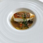 ラー・エ・ミクニ - 桜鯛（真鯛）のポアレ。ソースは水を使用しない野菜だけのソース。ブラックオリーブが効いてます。