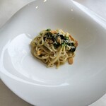 ラー・エ・ミクニ - しらすと菜の花の平打ちパスタ。平打ち良き。菜の花の苦味も感じられたら満点でした。