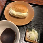 いずる庵 - 本日のサービスBのポテトサラダ入りバターロールパン