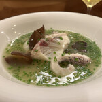 虹吉 - 炭火焼き真鯛（愛媛県愛媛大島産、雌、3kg、藤本純一
      氏、放血神経〆）【炭火炙り→真鯛出汁で煮る】と木茸（神
      奈川県産、株式会社さかな人、長谷川大街氏）のアクアパッツァ