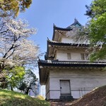 ラー・エ・ミクニ - ミクニさんから歩いてすぐの皇居東御苑。富士見櫓と桜。