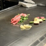 難波 鉄板焼き Sublime - ほうれん草の上に神戸牛がのりました♡