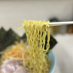 濱壱家 - 大橋製麺のちょいちぢれ中太麺はやや細めですがカタメオーダーでコシのある茹で上がり