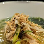 七席中華 コバコ - 鶏肉も柔らかくて、美味しい。エシャロットも効いてて、香りも良い