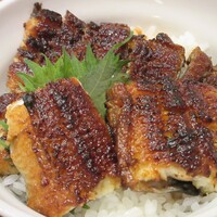 うなぎ家 しば福や - まぶしば丼（大葉の手前はうな丼用蒲焼、奥はまぶし用蒲焼）